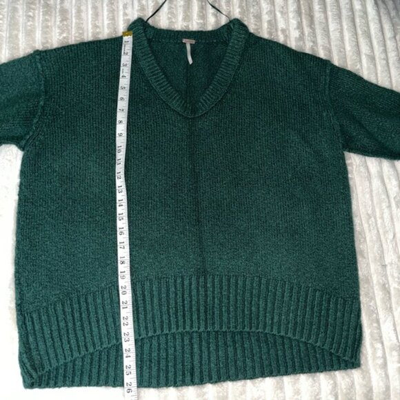 Women’s Free People V-neck Brookside Tunic Sweater in Green • XS - Picture 12 of 12